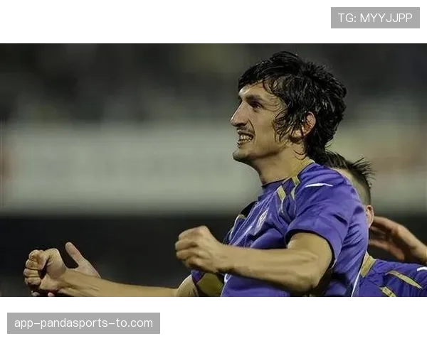 萨维奇中卫风格稳健，防守表现持续提升